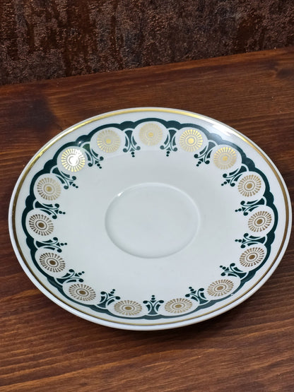 Vintage Porzellanuntertasse mit grün-goldenem Randdekor, Goldlinie und Tassenvertiefung auf Holztisch
