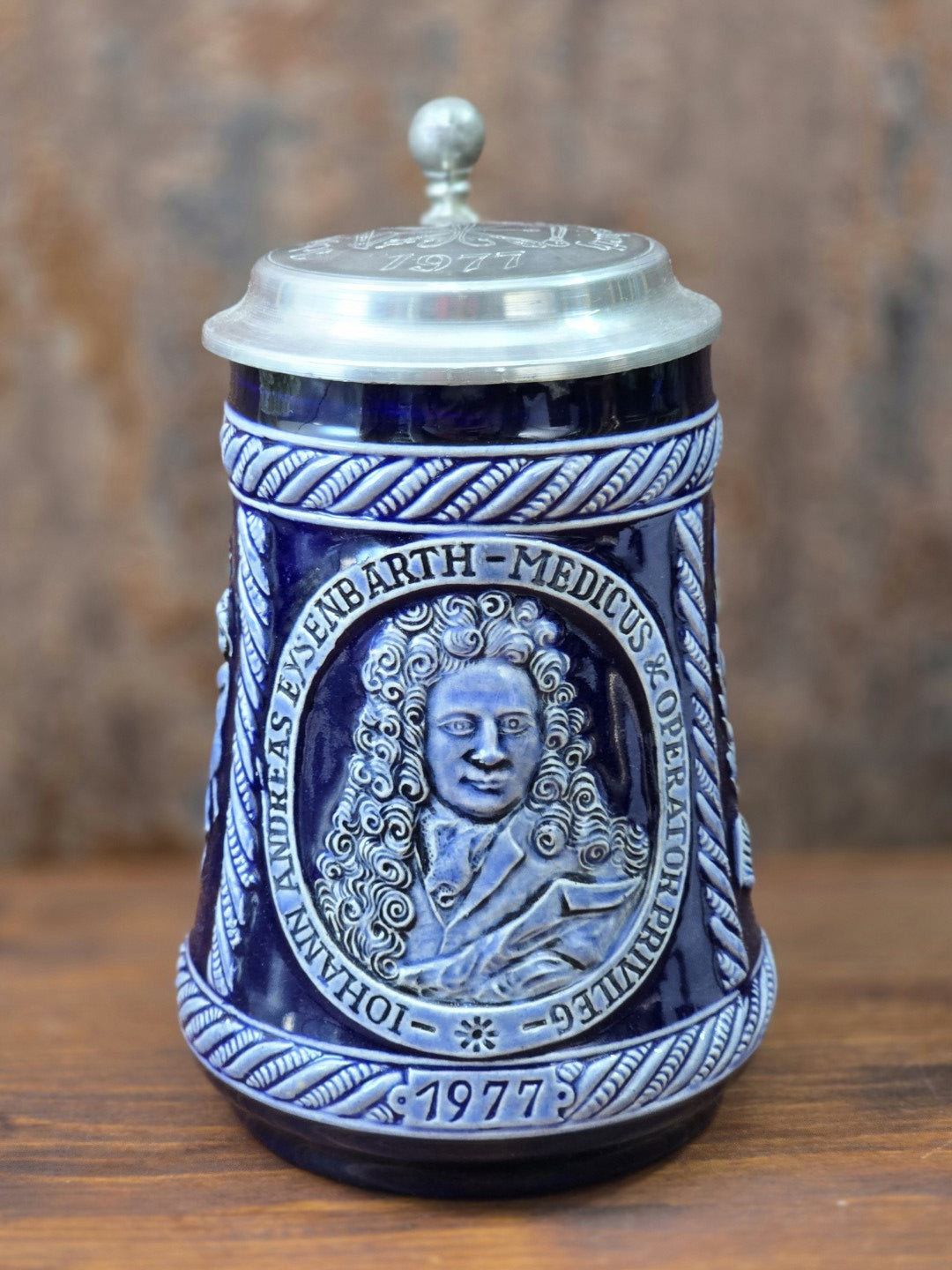 Vintage Doktor-Eisenbarth-Bierkrug von Marzi & Remy mit Porträtrelief, umlaufender Inschrift und Jahreszahl 1977 auf blauem Steinzeug.