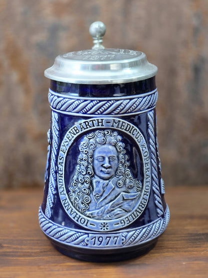Vintage Doktor-Eisenbarth-Bierkrug von Marzi & Remy mit Porträtrelief, umlaufender Inschrift und Jahreszahl 1977 auf blauem Steinzeug.
