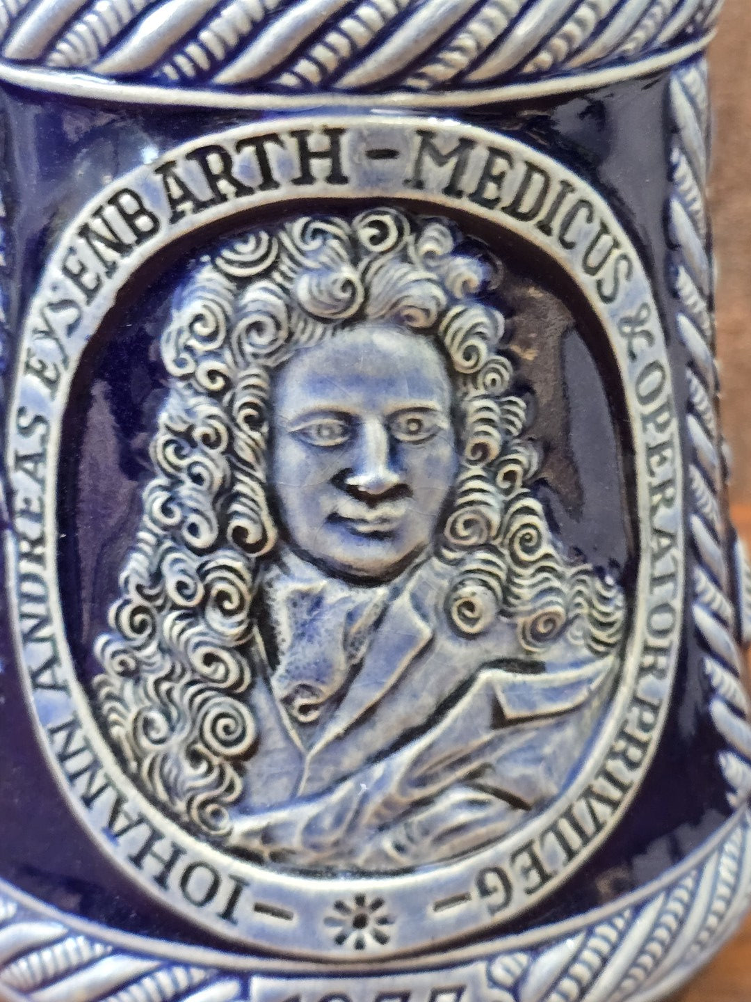 Vintage Doktor-Eisenbarth-Bierkrug mit detailreichem Porträtrelief und umlaufender Inschrift „Medicus & Operator“ in Nahaufnahme.