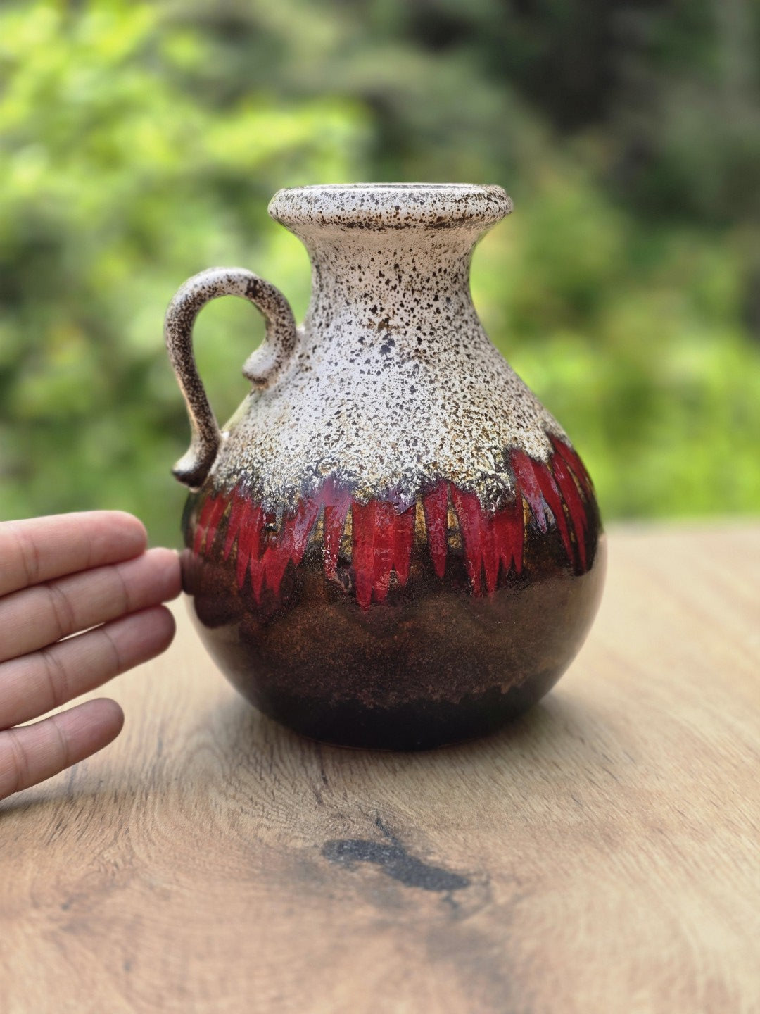 Größenvergleich einer Scheurich Keramikvase 495-16 mit Henkel und rotbrauner Fat-Lava-Glasur