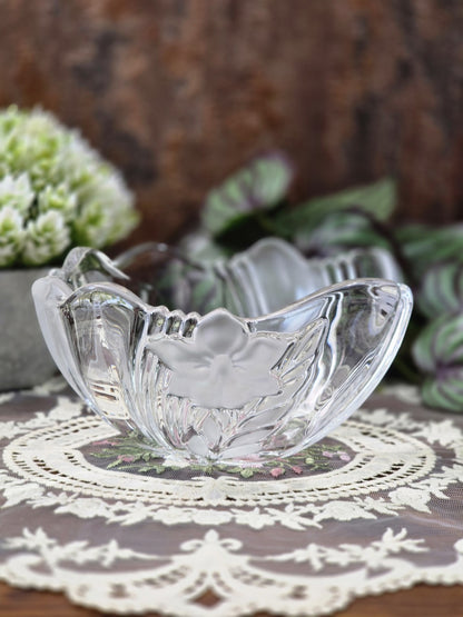 Vintage Mikasa Kristallglasschale mit satinierter Blüte, klaren Rippenfacetten und geschwungenem Rand auf Spitzendecke