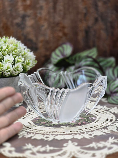 Vintage Mikasa Kristallglasschale mit klaren Glasfeldern, satiniertem Dekor und welligem Rand neben Pflanzen