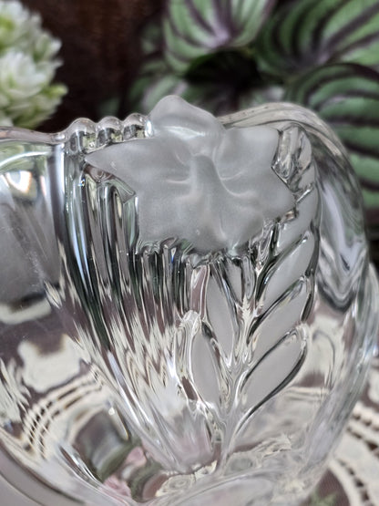 Vintage Kristallglasschale mit satinierter Blüte, Blattrelief und klarer Rippenstruktur in naher Detailansicht