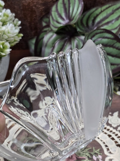 Vintage Mikasa Glasschale mit satiniertem Glasfeld, geripptem Relief und geschwungenem Rand in seitlicher Nahaufnahme