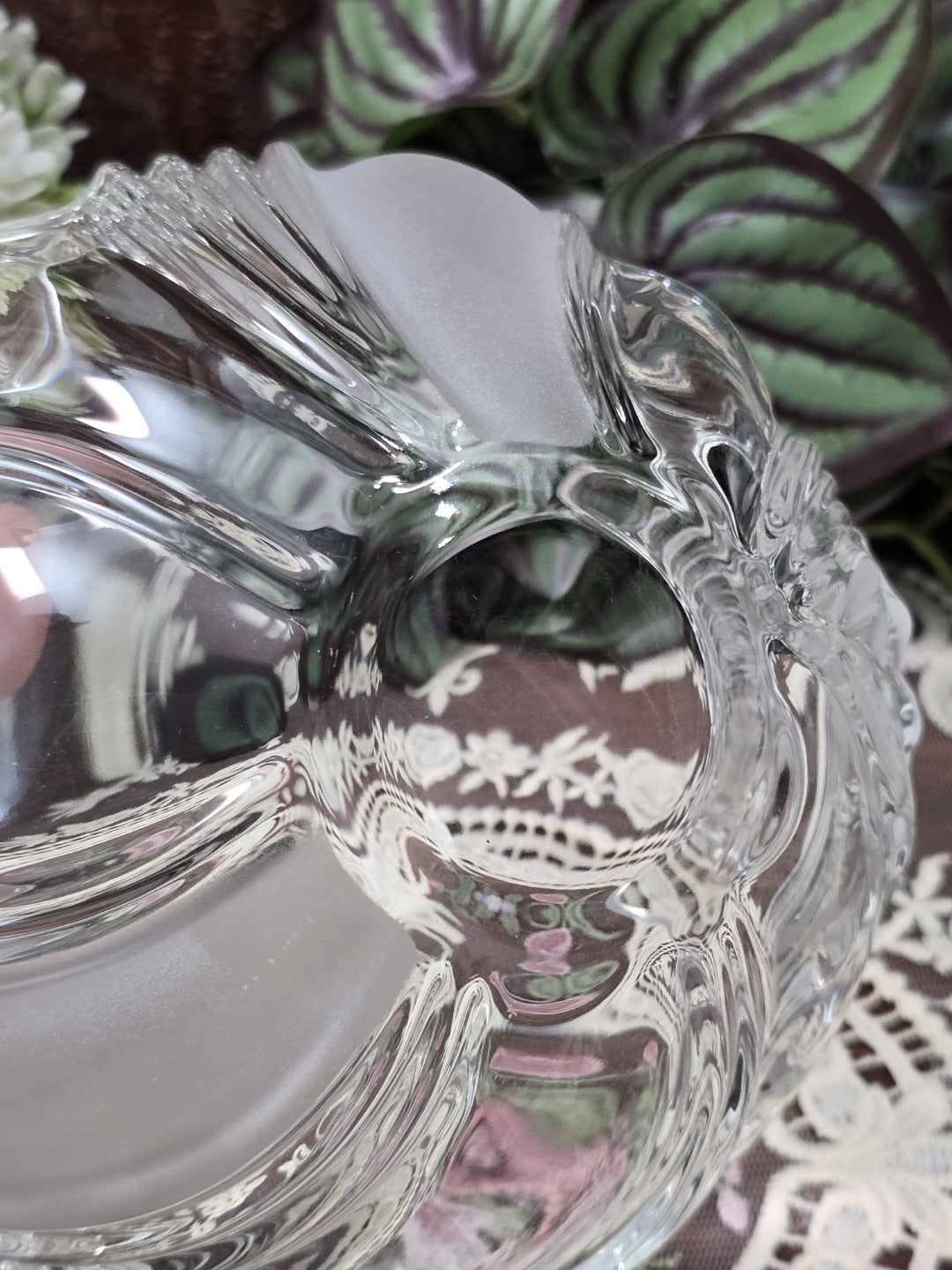 Vintage Kristallglasschale mit klarem Boden, satinierter Fläche und facettiertem Relief in Detailansicht von unten