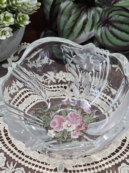 Vintage Mikasa Kristallglasschale mit satinierten Blütenfeldern und transparentem Glasdekor von oben fotografiert