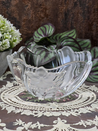 Vintage Mikasa Kristallglasschale mit satinierter Blüte, klarer Rippenstruktur und gewelltem Rand in Frontalansicht