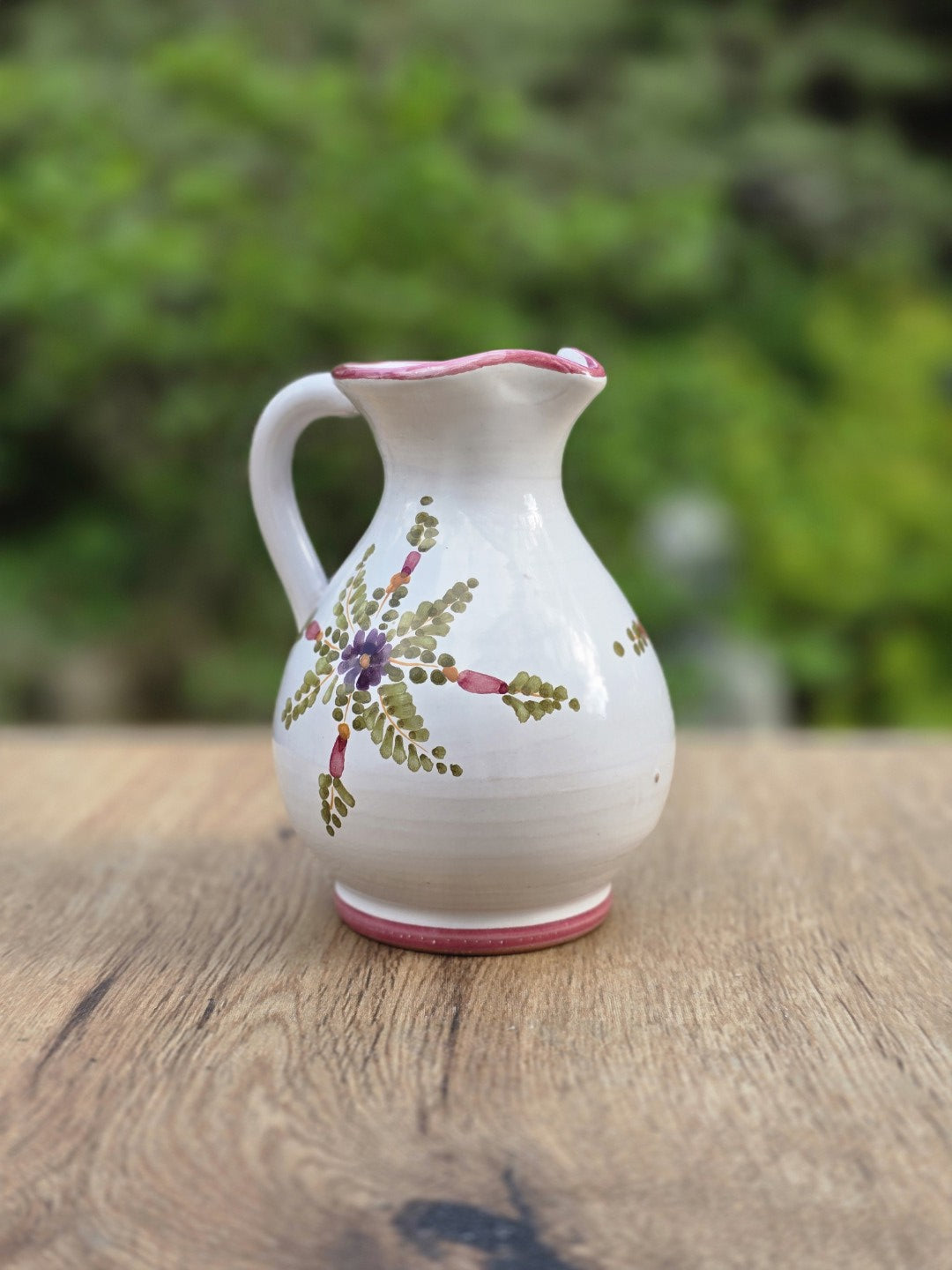 Vintage Miniaturkrug aus Keramik mit rosa Randakzent, floraler Handbemalung, kompakter bauchiger Form und ruhiger Mid-Century-Ausstrahlung.