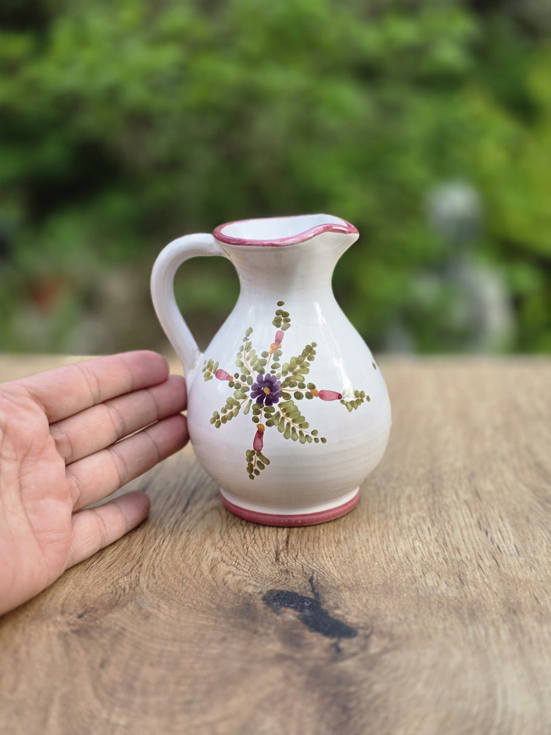 Vintage Keramik Miniaturkrug mit handgemaltem Blumendekor, bauchiger Silhouette, schmalem Hals, feinem Ausguss und rosa Randgestaltung.
