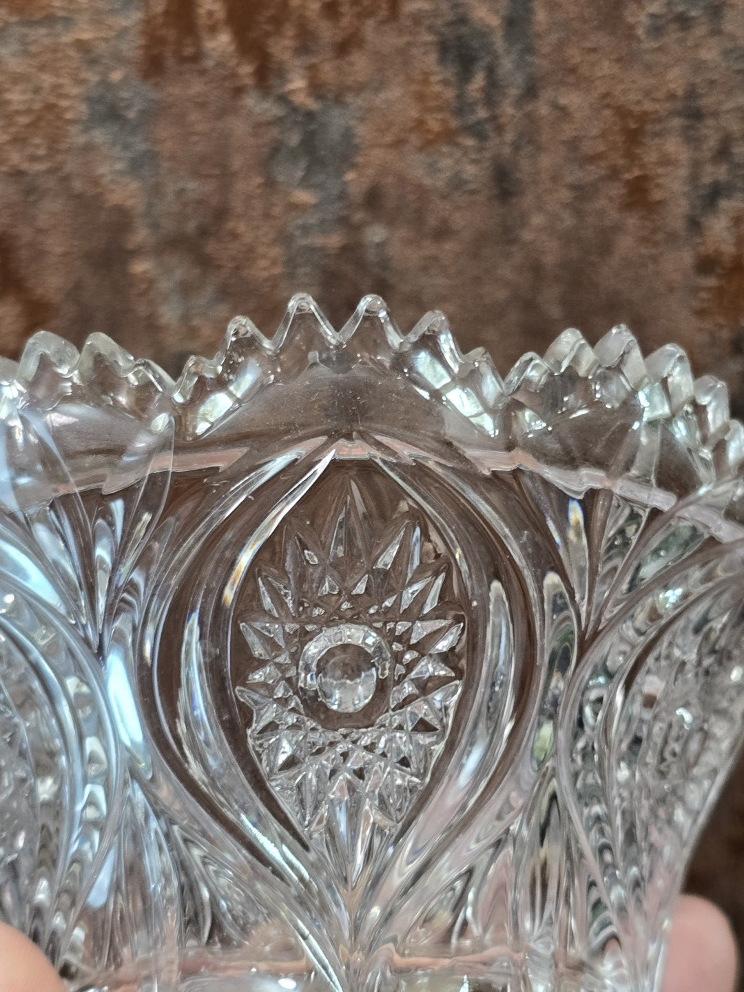 Vintage Kristall Bonbonniere mit sternartigem Schliff am Boden und facettierter Glasstruktur in Unteransicht