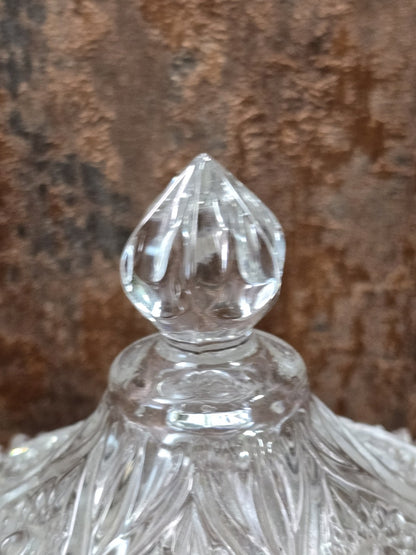 Vintage Kristalldeckel mit facettiertem Knauf und sternförmigem Schliffdekor in Detailaufnahme