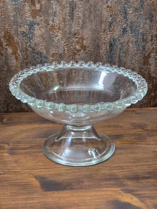 Vintage Pressglas Fußschale mit rundem Schalenkörper, Standfuß und Perlenrand aus klarem Glas in Frontalansicht