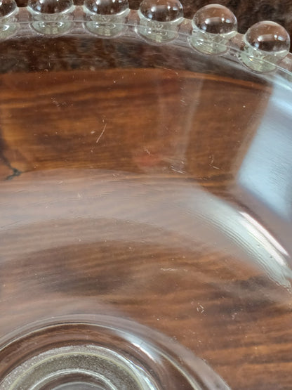 Pressglas Fußschale mit sichtbaren Kratzern in der klaren Glasschale und Perlenrand in Detailaufnahme von innen