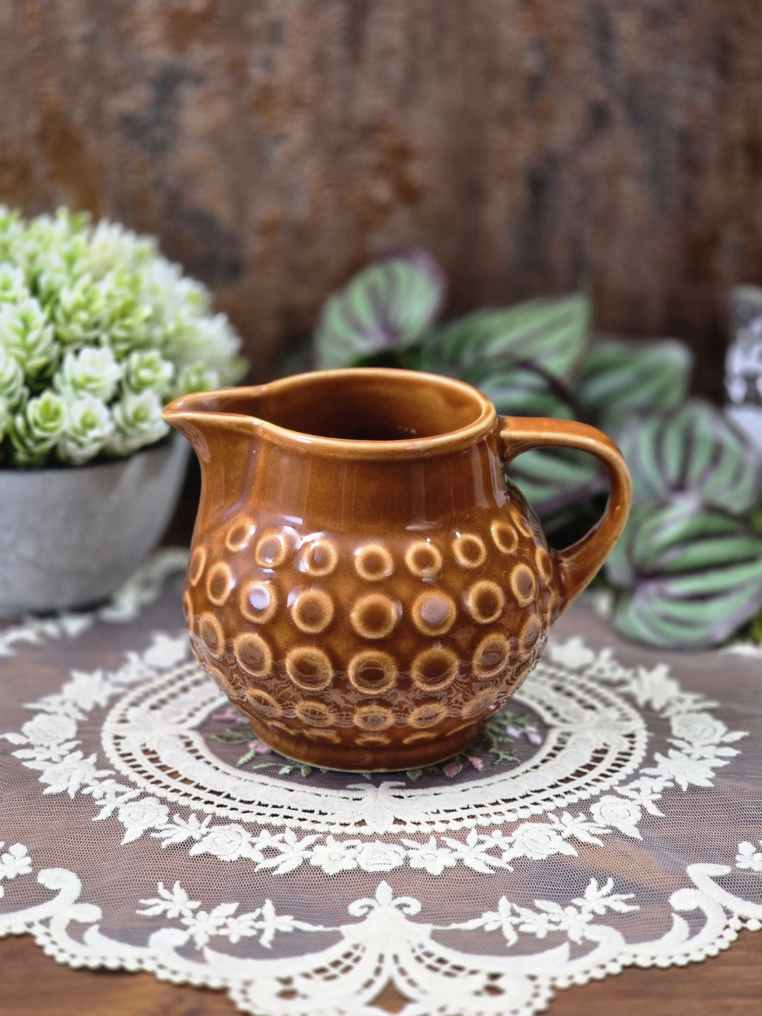 Vintage Rusalka Milchkännchen aus braun glasierter Keramik mit rundem Korpus, Henkel und hellem Ringdekor in Frontalansicht