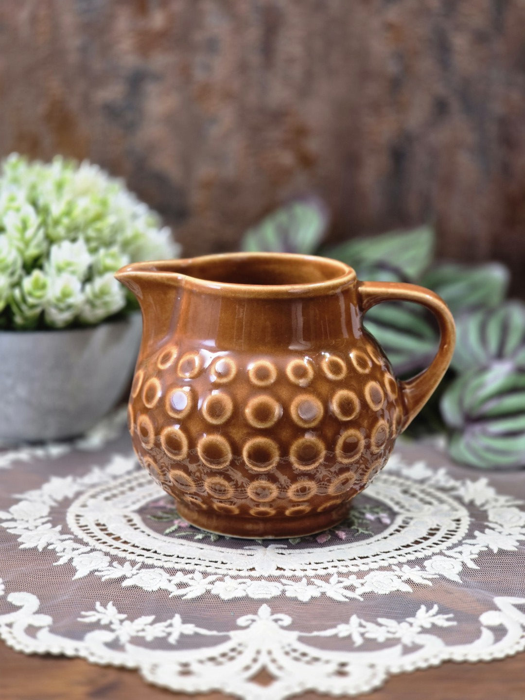 Vintage Rusalka Milchkännchen aus brauner Keramik mit bauchiger Form, Ausguss und umlaufendem Kreisdekor leicht seitlich fotografiert