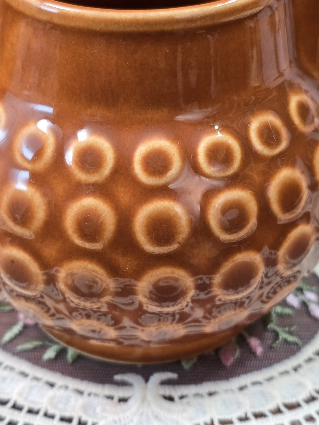 Vintage Rusalka Milchkännchen mit brauner Glanzglasur und hellem Kreisdekor, Nahaufnahme der gemusterten Gefäßwand