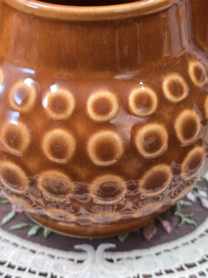 Vintage Rusalka Milchkännchen mit brauner Glanzglasur und hellem Kreisdekor, Nahaufnahme der gemusterten Gefäßwand