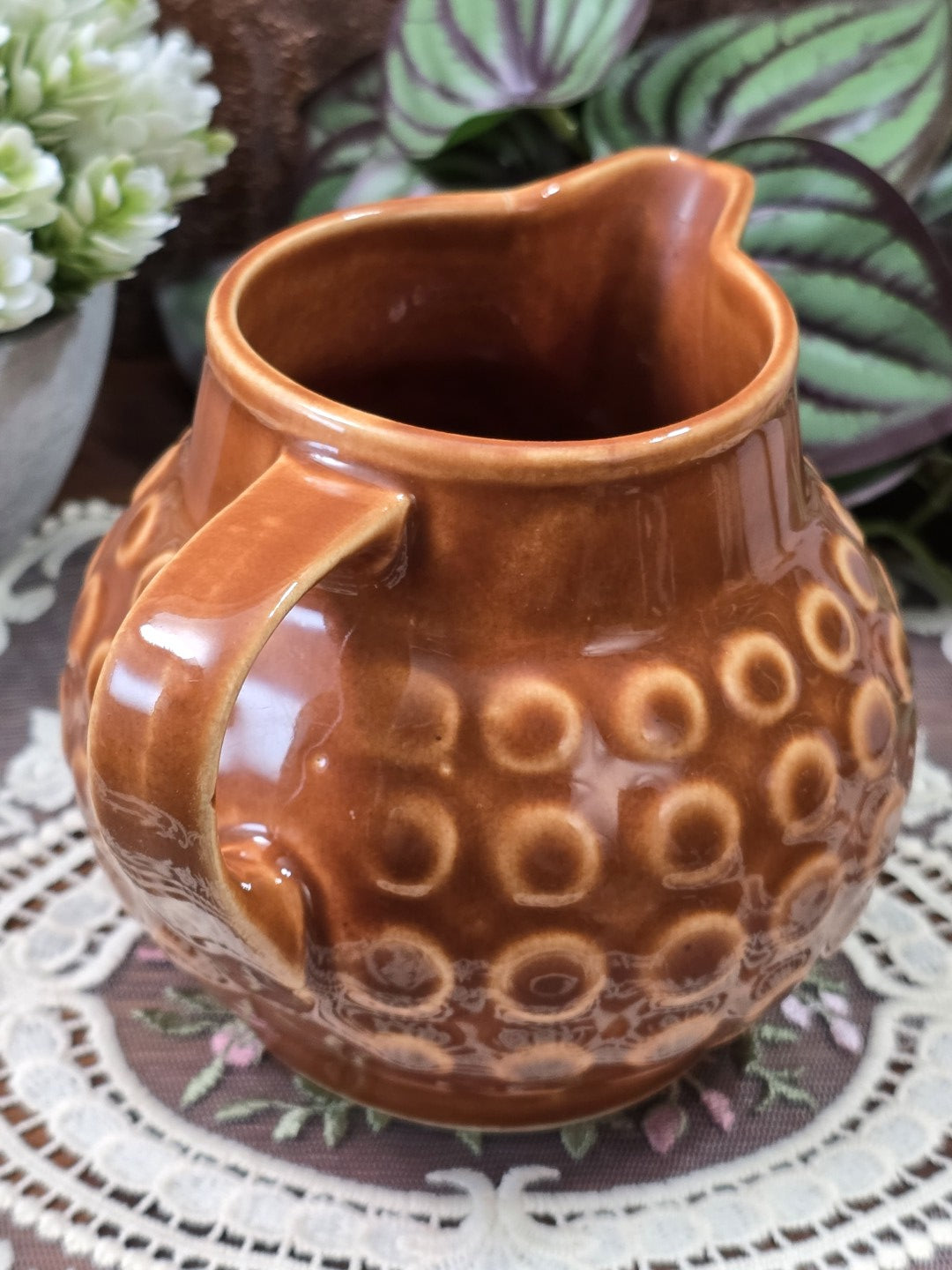 Vintage Rusalka Milchkännchen aus brauner Keramik mit breitem Henkel, rundem Korpus und Ringdekor in rückseitiger Seitenansicht