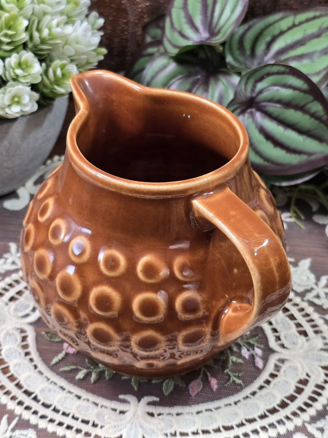 Vintage Rusalka Milchkännchen mit brauner Glasur, Henkel und Ausguss, von schräg oben mit Blick in den Innenraum fotografiert