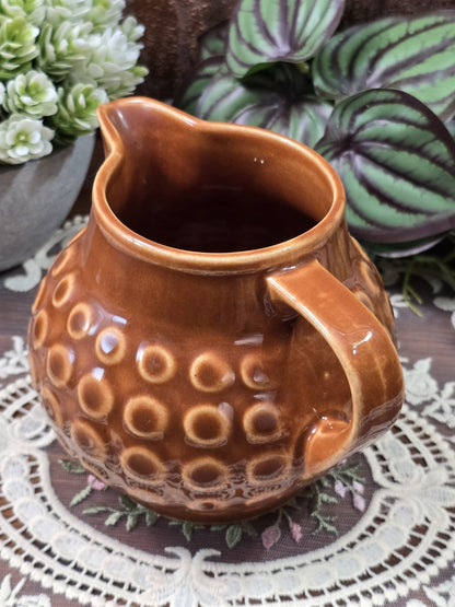 Vintage Rusalka Milchkännchen mit brauner Glasur, Henkel und Ausguss, von schräg oben mit Blick in den Innenraum fotografiert