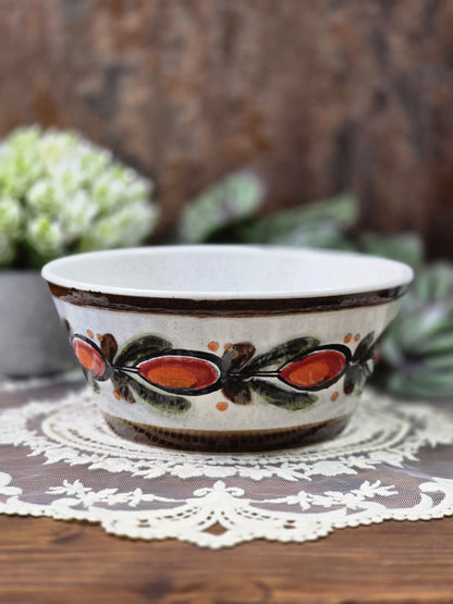 Vintage Keramikschüssel mit ovaler Form, braunem Rand und Hagebutten-Dekor in Rot, Orange und Grün auf Spitzendecke