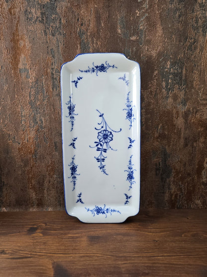 Lange, rechteckige Bratenplatte (36x16 cm) mit klassischen Griffansätzen, ideal für festliche Tafeln.