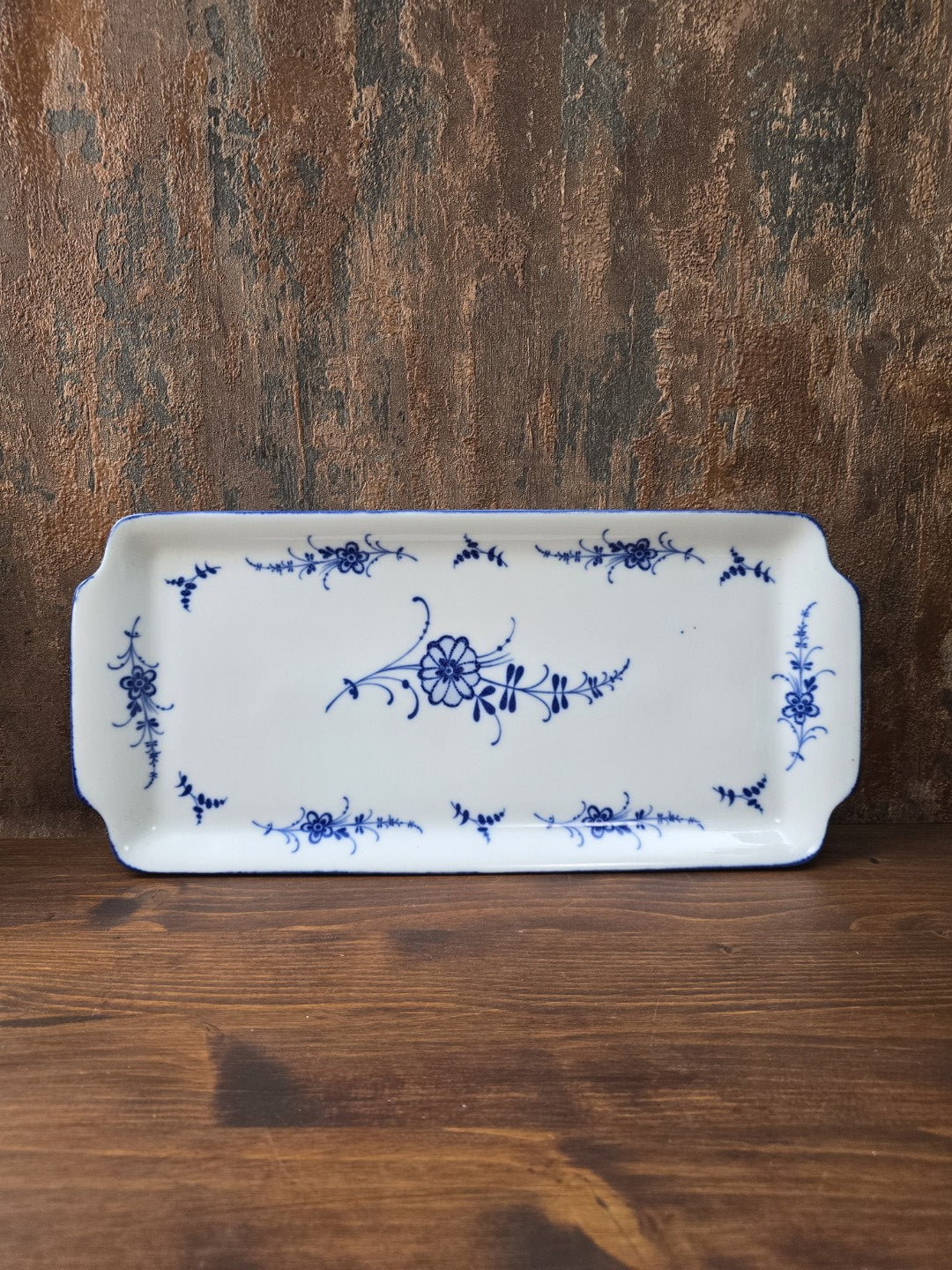Lange, rechteckige Bratenplatte (36x16 cm) mit klassischen Griffansätzen, ideal für festliche Tafeln.
