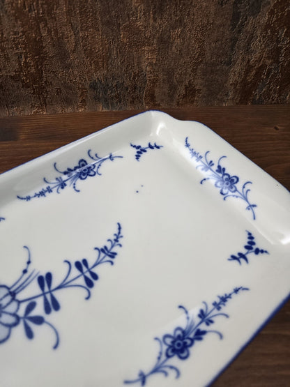 Detailansicht des floralen Dekors auf der Porzellanplatte; ein kleiner, ehrlicher Glasurplatzer zeugt von der Vintage-Historie