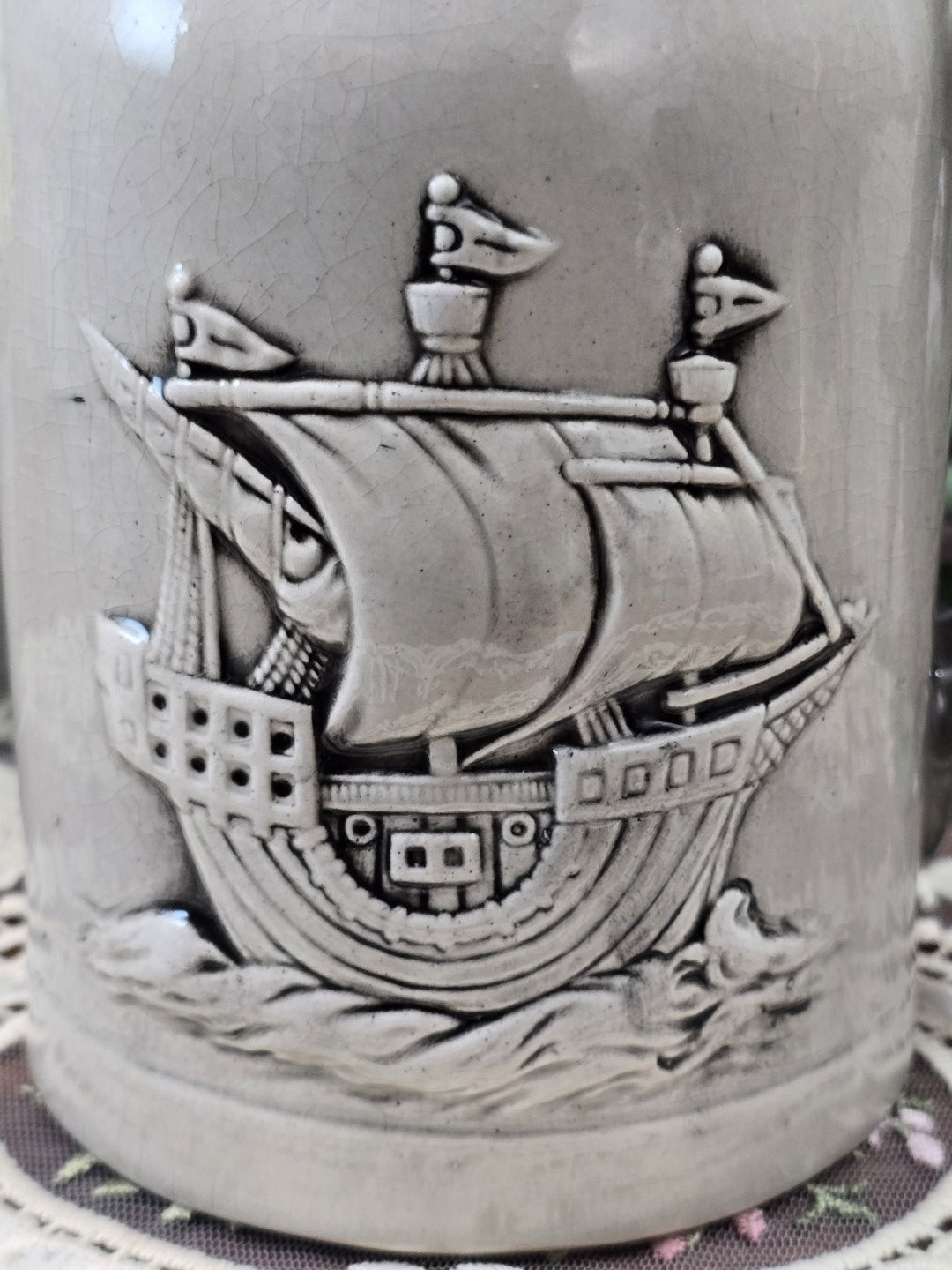 Vintage Sitzendorf Bierkrug mit historischem Segelschiff als plastischem Relief, grauer Craqueléglasur und sichtbaren Schiffdetails in Nahaufnahme