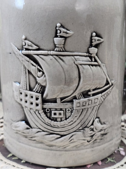 Vintage Sitzendorf Bierkrug mit historischem Segelschiff als plastischem Relief, grauer Craqueléglasur und sichtbaren Schiffdetails in Nahaufnahme