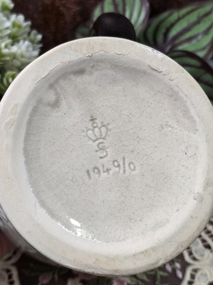 Vintage Sitzendorf Bierkrug aus grauem Porzellan mit sichtbarer Bodenmarkierung und Craqueléglasur in Nahaufnahme der Unterseite