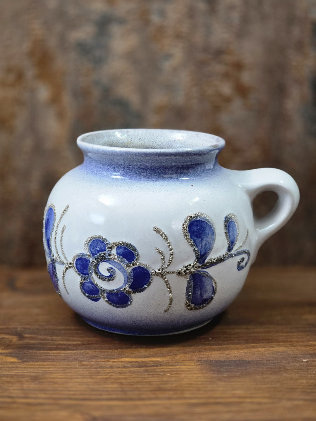 Vintage Strehla Keramik Henkelvase mit blauem Blumendekor, heller Glasur und körnig-erhabenen Konturen in Frontalansicht