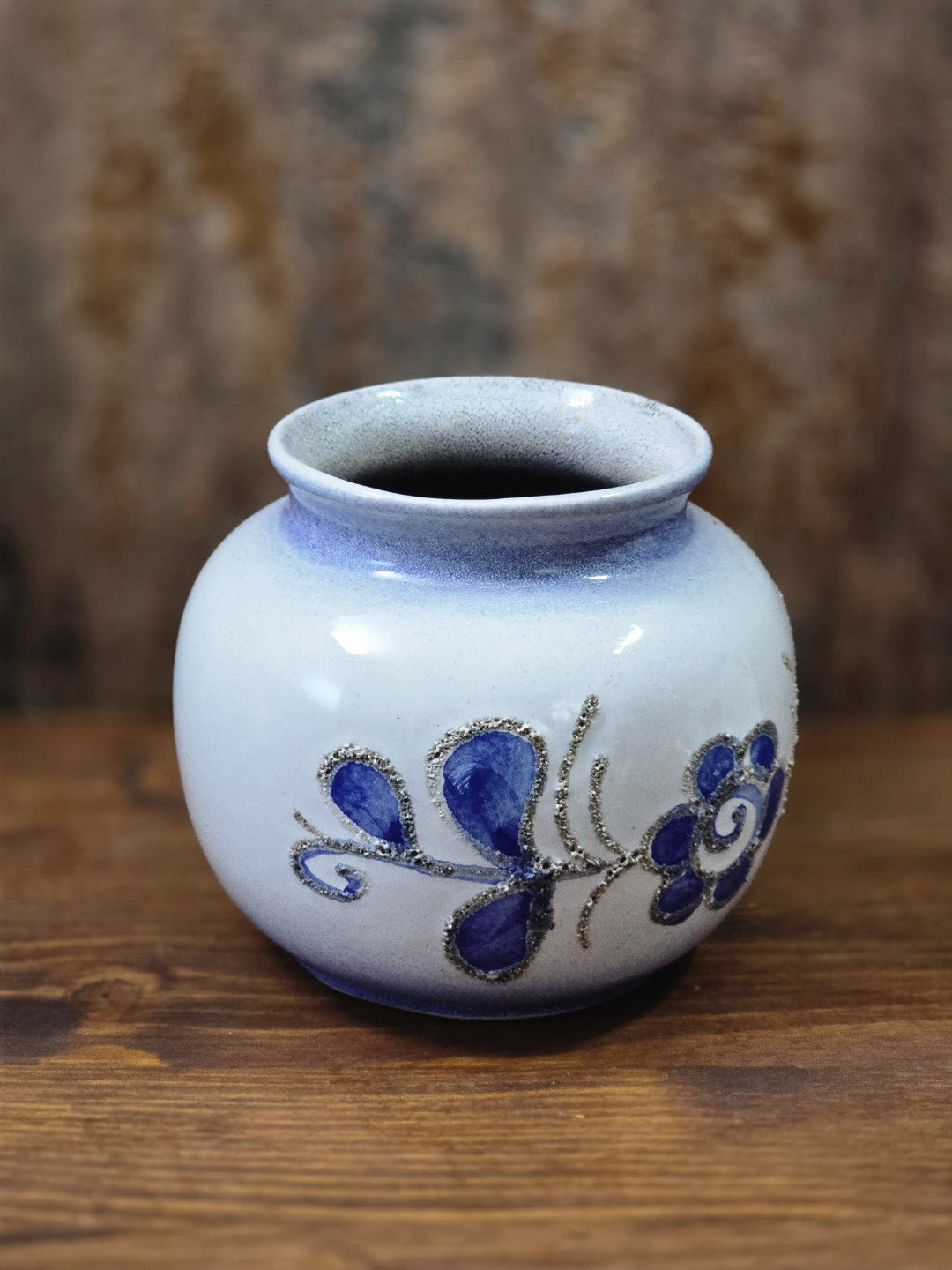Vintage Strehla Henkelvase aus Keramik mit bauchiger Form, blauem floralem Dekor und hellem Grund in rückseitiger Ansicht