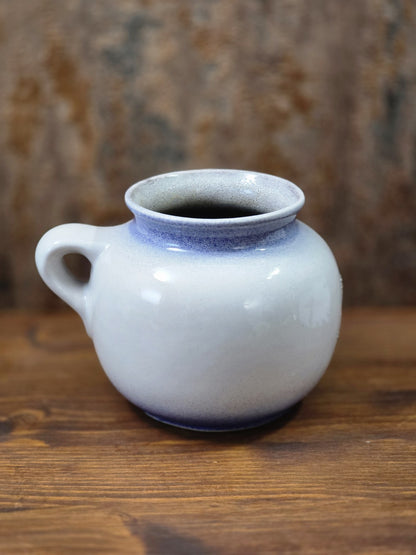 Vintage Strehla Henkelvase mit cremeweißer bis hellgrauer Glasur, blauem Halsbereich und glatter Rückseite in Seitenansicht