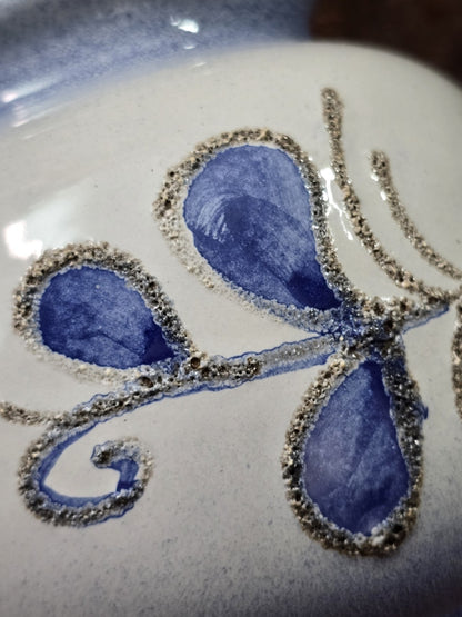 Vintage Strehla Keramikvase mit blauem Blattmotiv und körnig-erhabener Lava-Kontur in detaillierter Nahaufnahme