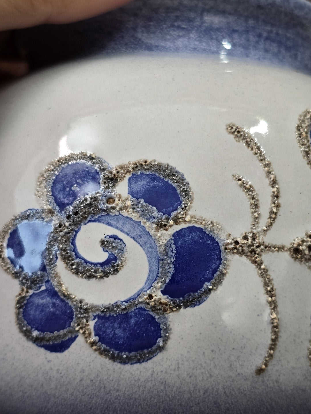 Vintage Strehla Henkelvase mit blauem Spiralblumenmotiv, dunklen Reliefkonturen und heller Glasur in Nahaufnahme