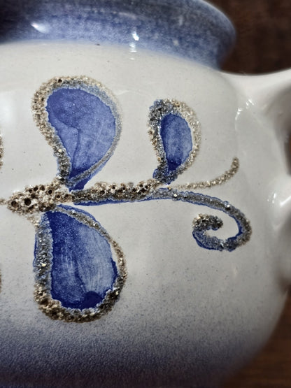 Vintage Strehla Keramikvase mit blauem Blatt- und Rankenmotiv, strukturierter Reliefglasur und sichtbarem Henkelansatz im Detail