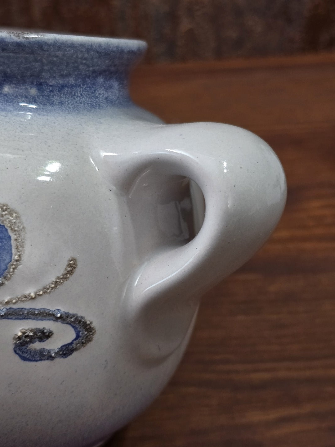 Vintage Strehla Henkelvase mit hellem Keramikkörper, kleinem rundem Henkel und blauem Dekor in seitlicher Detailaufnahme
