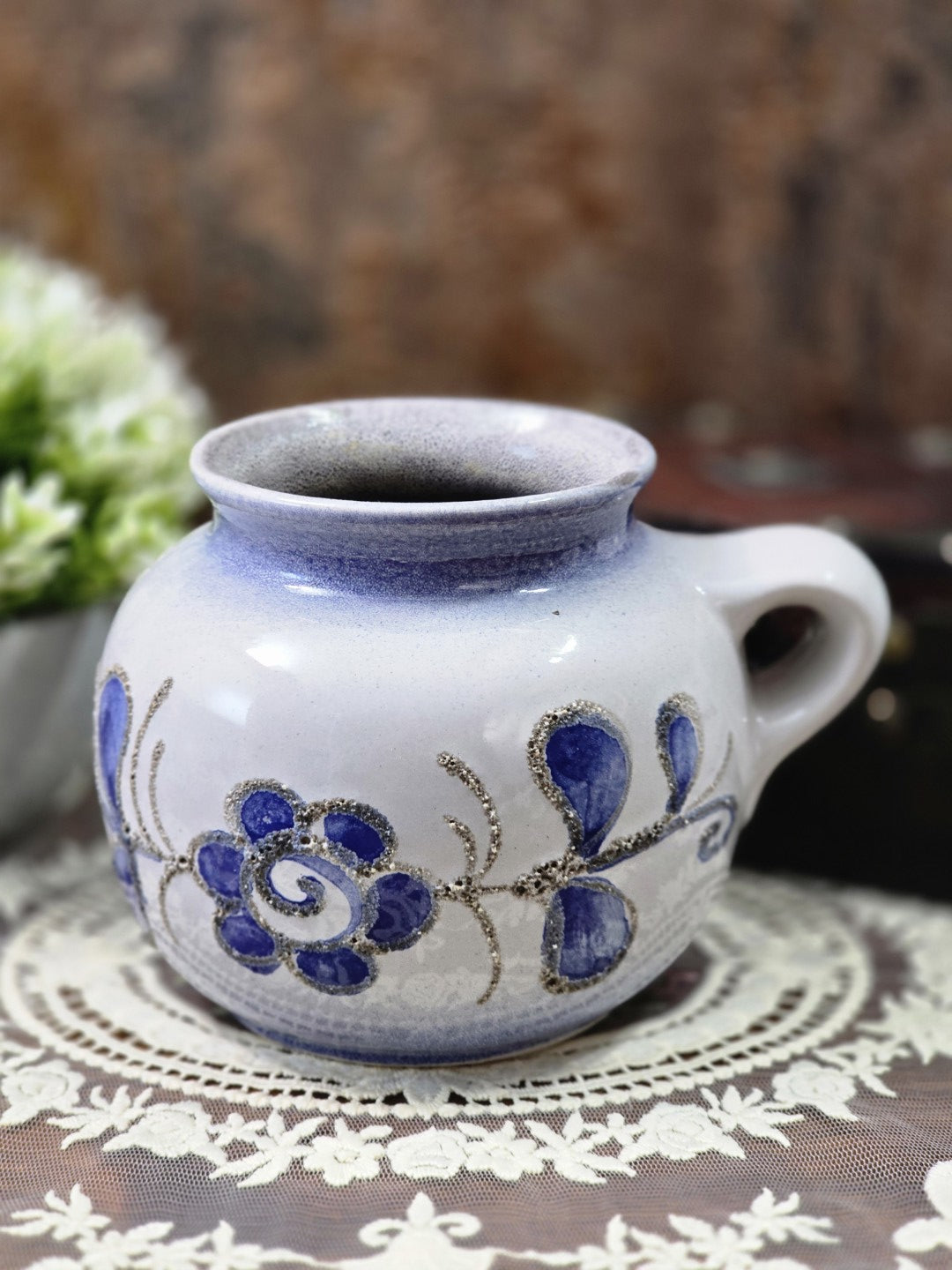 Vintage Strehla Keramik Henkelvase mit bauchiger Form, blauem Blumendekor und körnig-erhabenen Konturen in Frontalansicht
