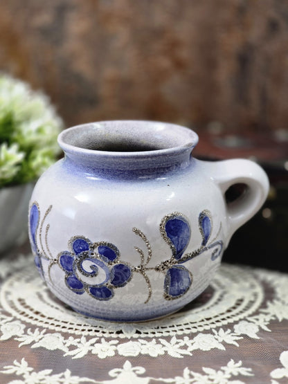 Vintage Strehla Keramik Henkelvase mit bauchiger Form, blauem Blumendekor und körnig-erhabenen Konturen in Frontalansicht