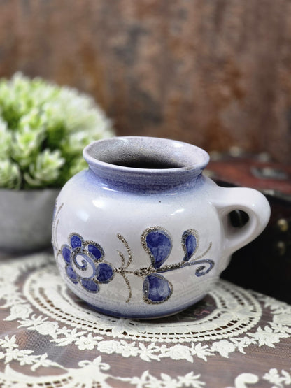 Vintage Strehla Keramikvase mit blauem Blatt- und Blumenmotiv, plastisch strukturierter Kontur und Henkel in seitlicher Ansicht