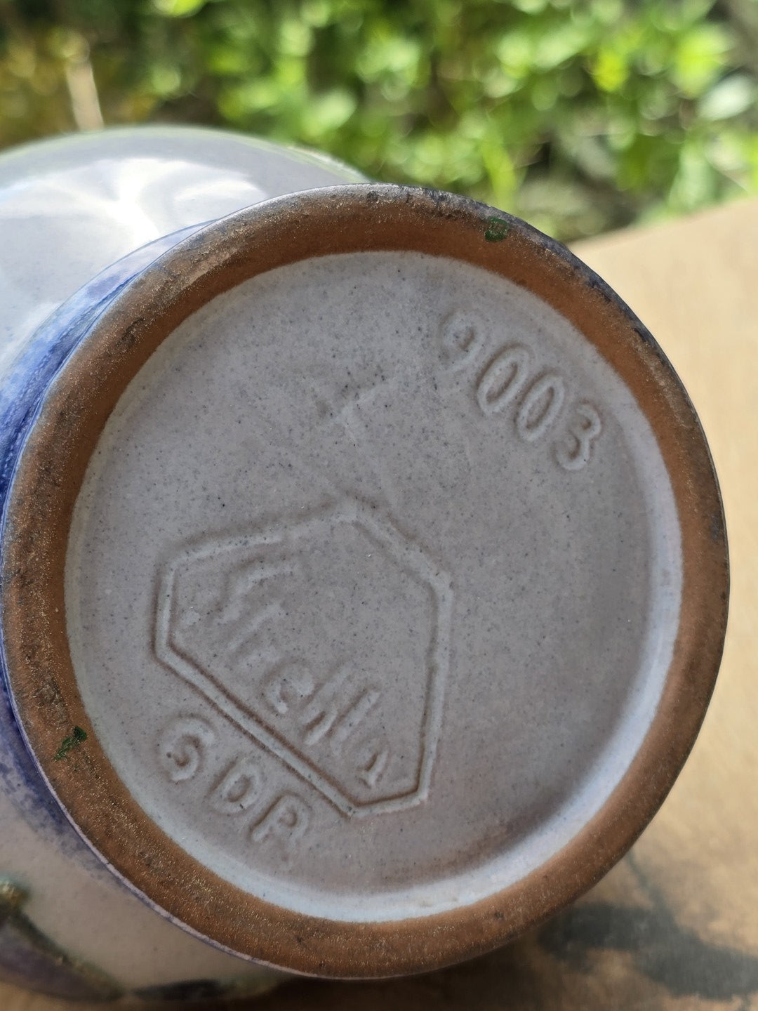 Unterseite des Strehla Krugs mit geprägter Bodenmarke, unglasiertem Standring und sichtbarer Modellnummer 9003.