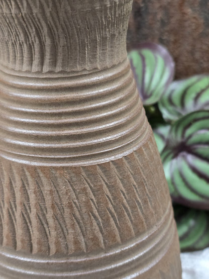 Keramikvase mit dunklem Innenraum, braungrauem Rand und sichtbaren Ablagerungen in Nahaufnahme von oben
