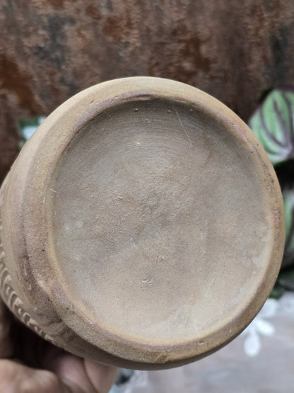 Keramikvase mit eingeritztem Dekor, umlaufenden Rillen und matter brauner Oberfläche in seitlicher Detailaufnahme