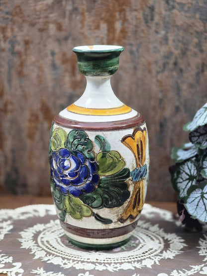 Keramikvase mit Sgraffito-Blumen, grüner Mündung, gelbem Ring und bauchiger Form in naher Frontalansicht