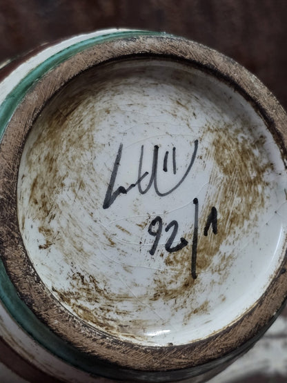 Keramikvase von unten mit unglasierter Standfläche, handschriftlicher Markierung und sichtbaren Gebrauchsspuren