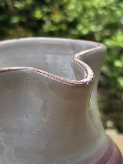 Detail des gewellten Ausgusses am Vintage Keramikkrug mit violettem Rand und sichtbaren Gebrauchsspuren.