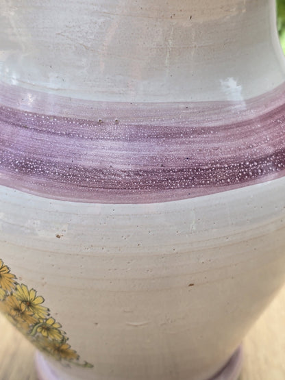 Detail des violetten Streifendekors auf cremeweißer Glasur mit feinen Sprenkeln und handwerklicher Oberfläche.