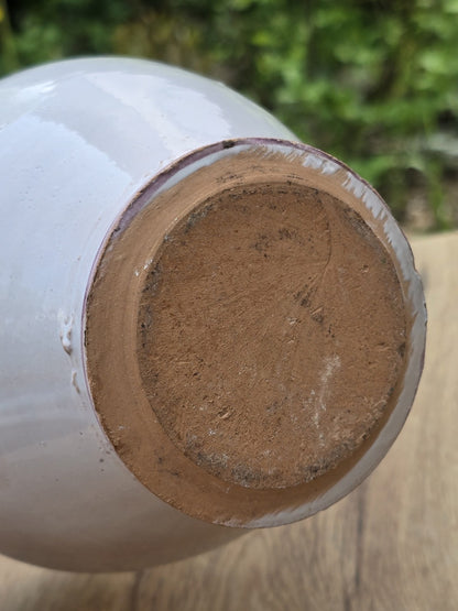 Unterseite des Vintage Keramikkrugs mit unglasierter Standfläche, Tonboden und sichtbaren Gebrauchsspuren.